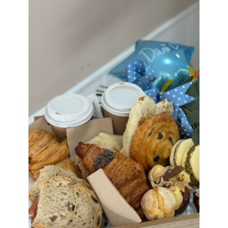 Desayuno Artesanal Completo con Café, Zumo y Dulces