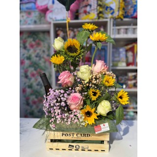 Caja con flores y vino afrutado Mataznos en La Orotava