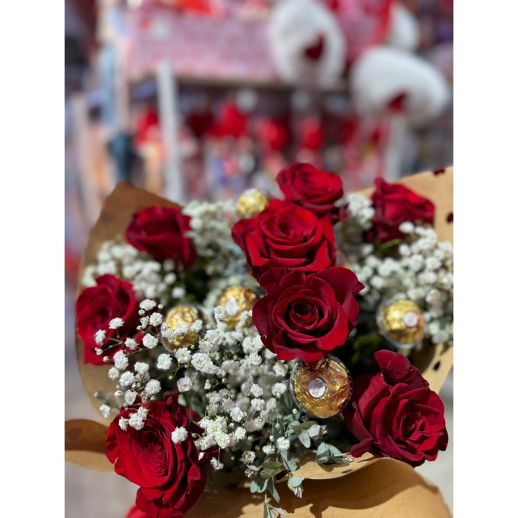Ramo de 7 Rosas Rojas con Ferrero San Valentín | Globos al aire decoración