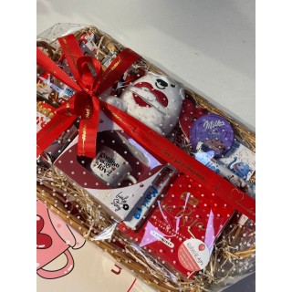 Cesta con Taza Mini, Peluche y Chocolates San Valentín | Globos al aire decoración