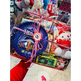 Bandeja con Caja de Heroes, Chocolates y Peluche San Valentín | Globos al aire decoración