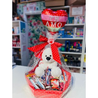 Sorprende a tu persona especial con una cesta romántica con peluche, chocolates y globo. El regalo perfecto para Enamorados.