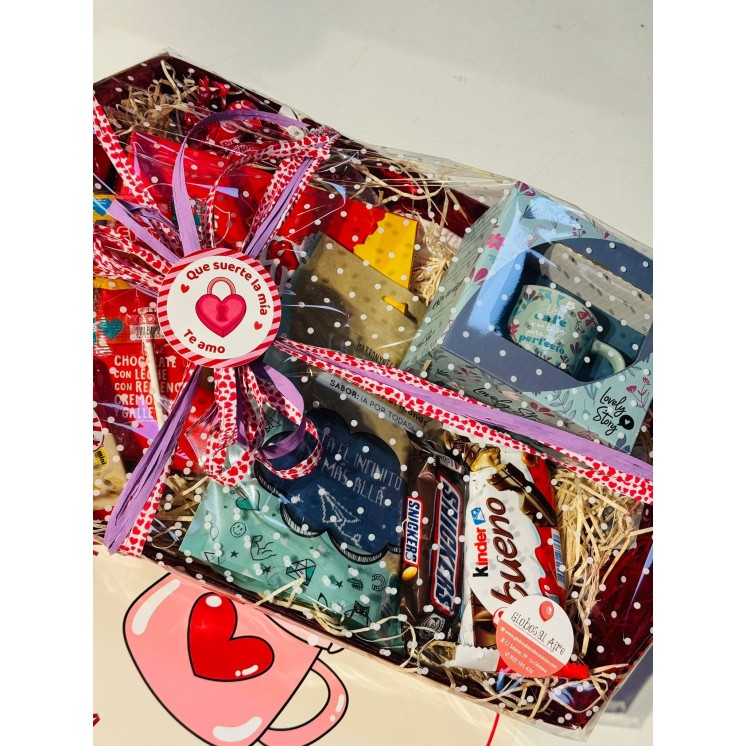 Bandeja romántica con calcetines “Hasta el infinito y más allá” y mini taza. Un regalo original y lleno de amor para Enamorados