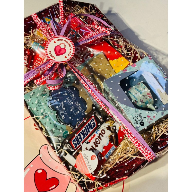 Bandeja romántica con calcetines “Hasta el infinito y más allá” y mini taza. Un regalo original y lleno de amor para Enamorados