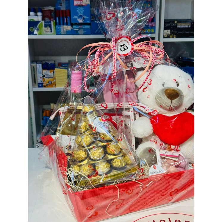 Caja Love con chocolates Ferrero, un regalo elegante y delicioso para Enamorados, aniversarios y ocasiones especiales.