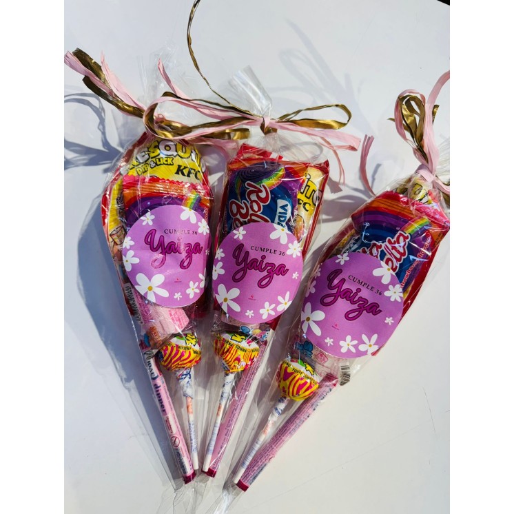 Conos de Golosinas con Pegatina Personalizada | Detalle Dulce para Invitados