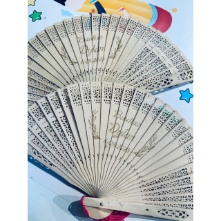 Los abanicos de madera personalizados destacan por su acabado artesanal y su diseño sofisticado. Pueden personalizarse con nombr
